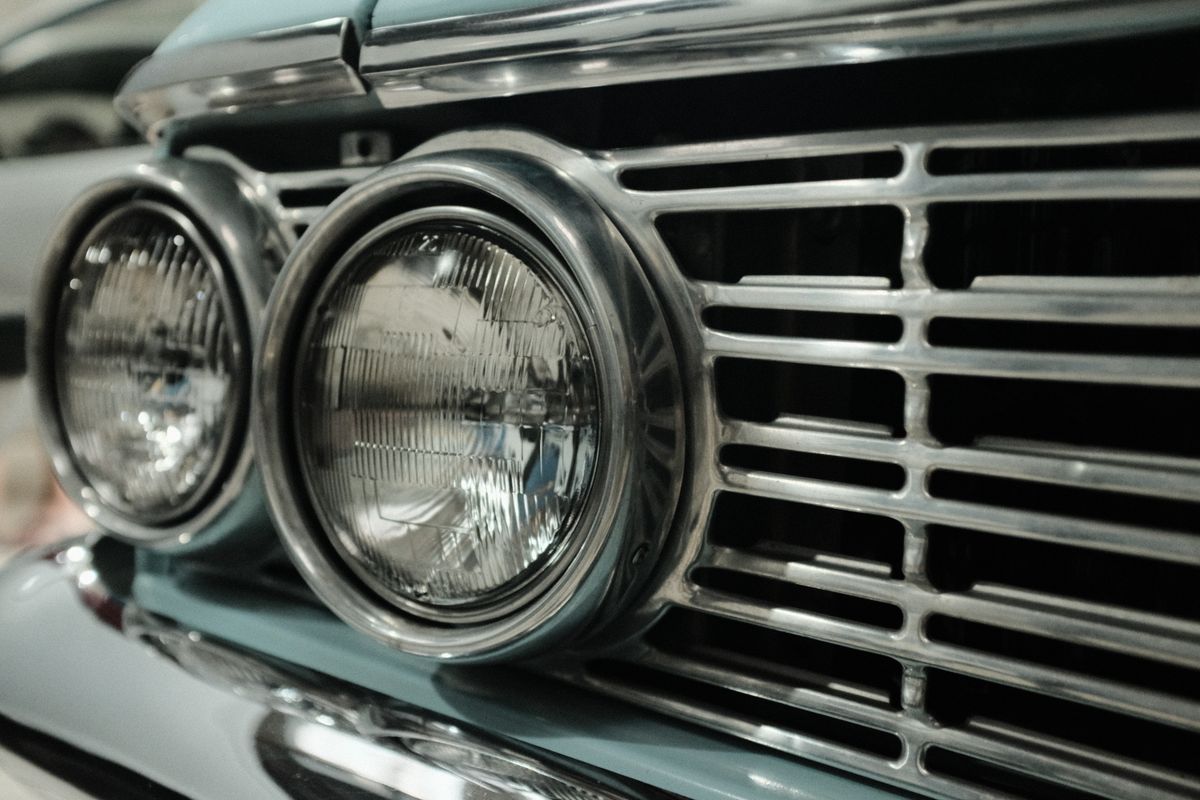 Pièces détachées voiture ancienne : où les trouver en 2026