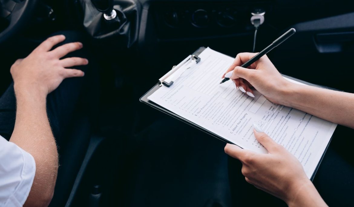 Personne remplissant un document dans une voiture