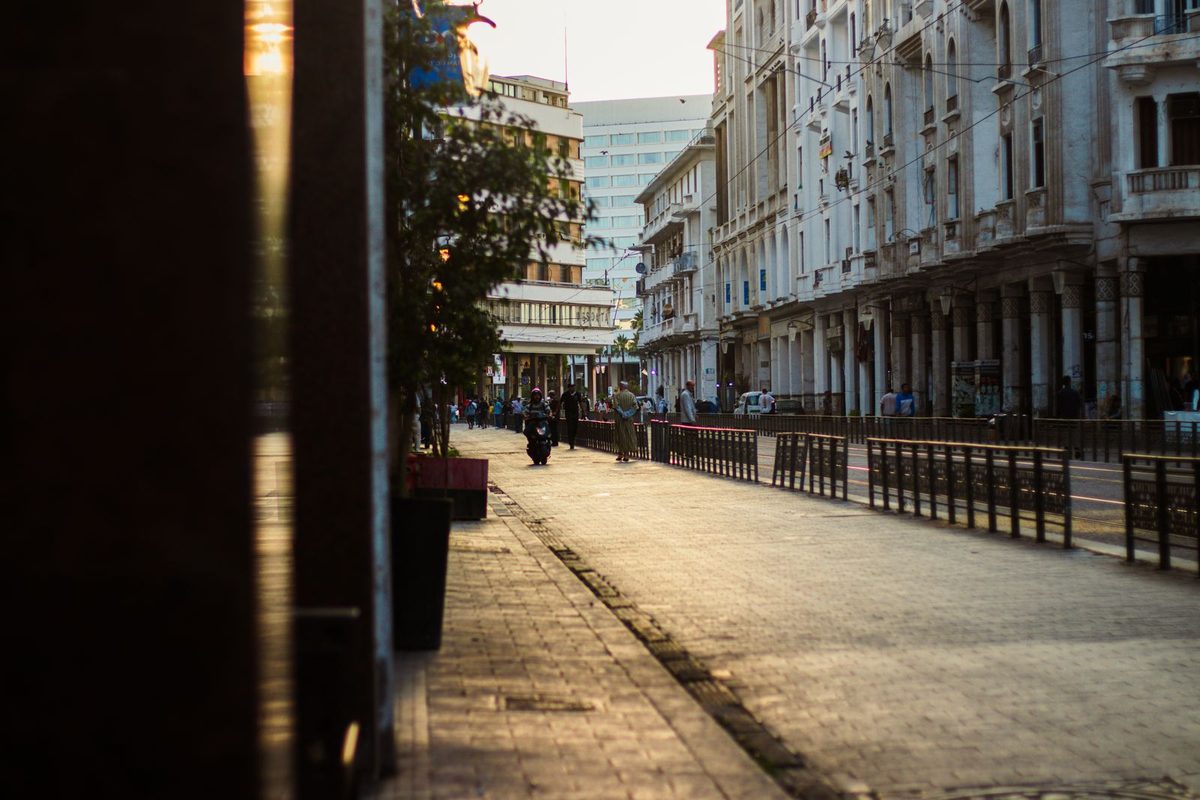 Rue de Casablanca au coucher du soleil