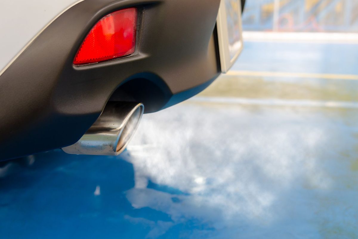 Pot d'échappement d'une voiture en gros plan