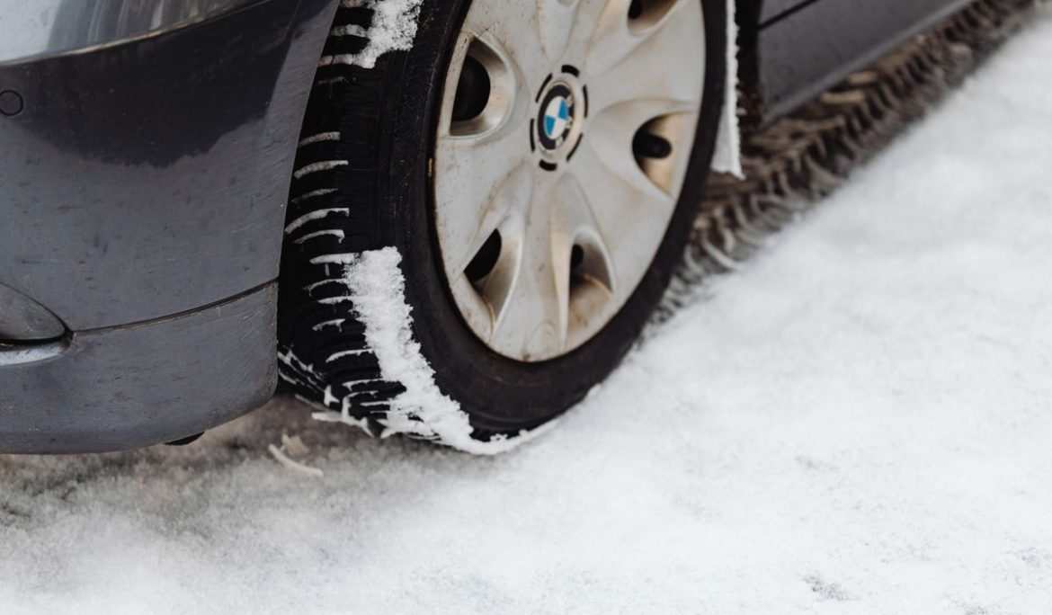 Pneu de voiture sur une route enneigée